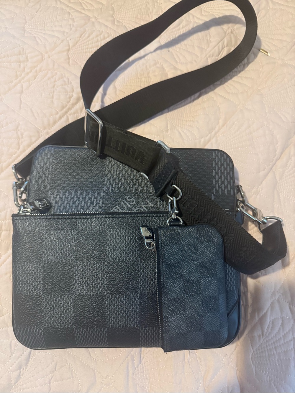 Great condition, authentic, mens Louis Vuitton multi pochette trio messenger bag